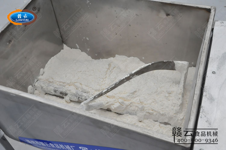 和面機攪拌面粉和發酵粉