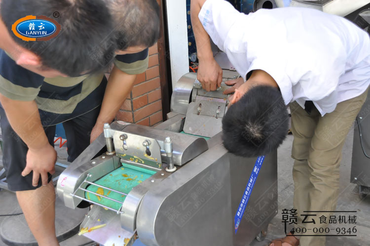 贛云工作人員演示多功能切菜機的切菜效果厚薄調節