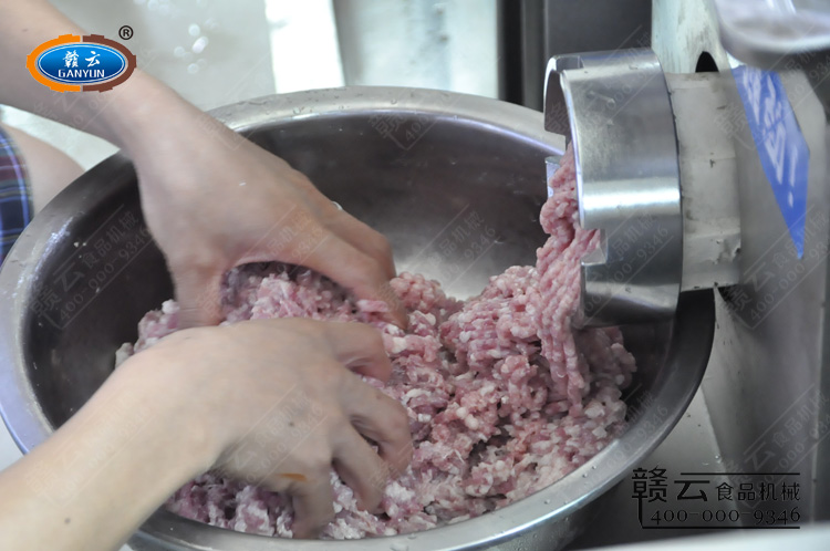 工作人員演示設備的操作過程。