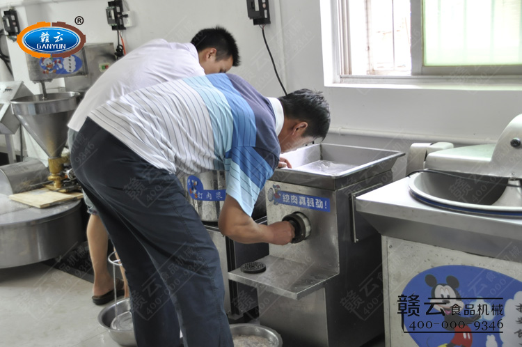 客戶試機體驗-強力絞肉機的絞龍安裝