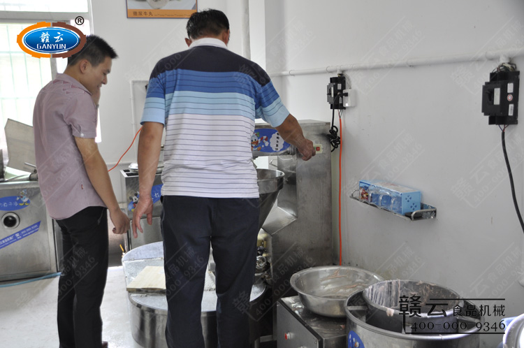 客戶試機體驗-肉丸成型機成型豬肉丸