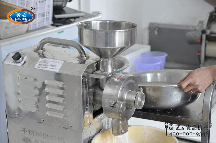 開機將浸泡過的大米慢慢倒入機器料斗內(nèi)