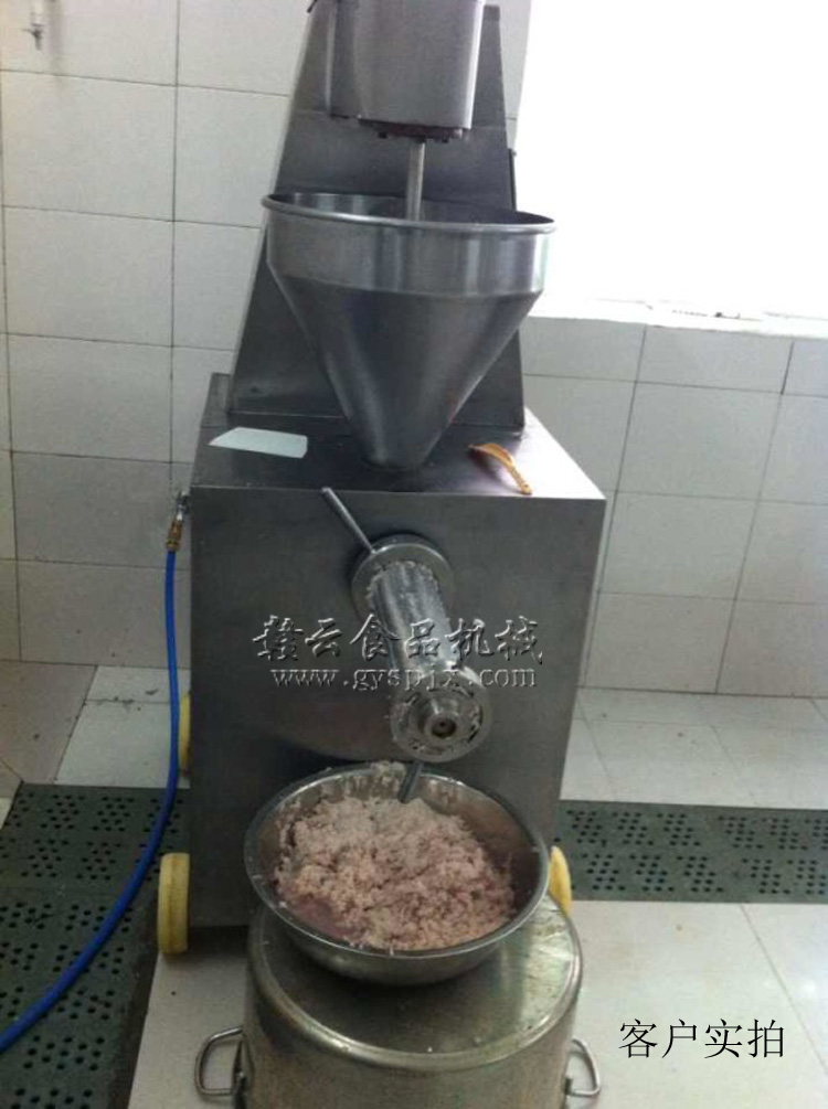 客戶訂購我司生產的二代魚糜精濾機加工場景